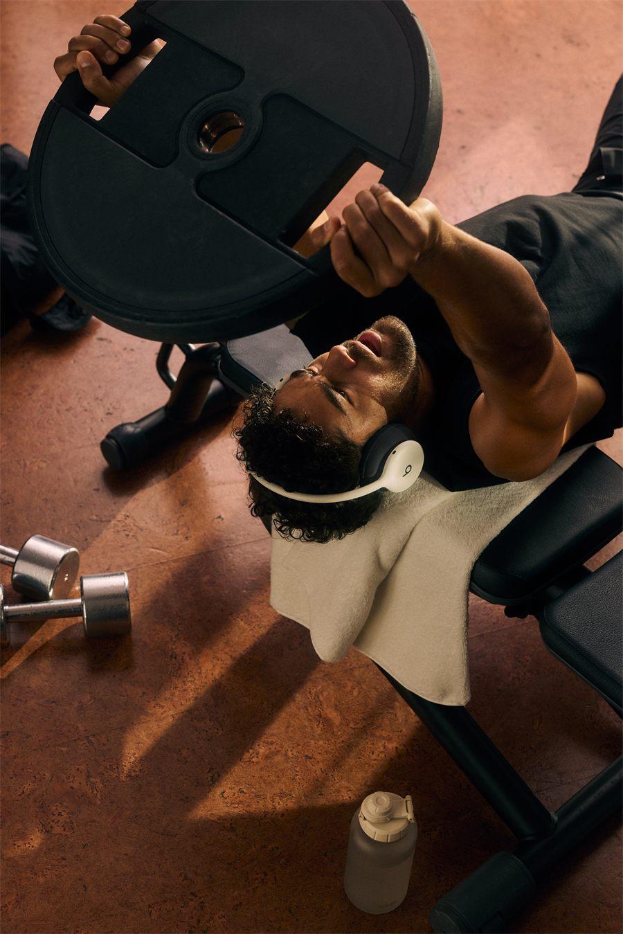 Beats 360 neige porté pendant une séance de musculation