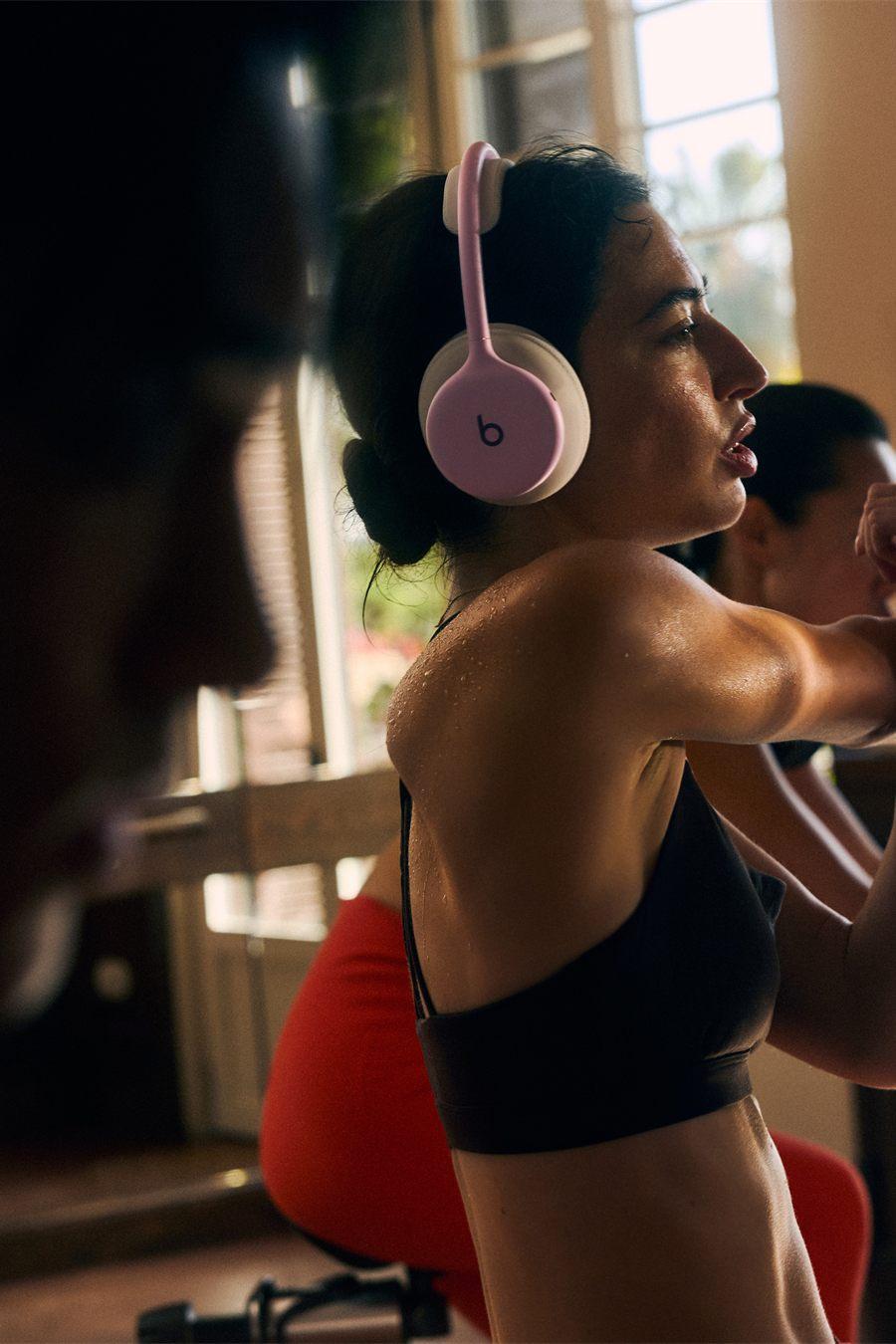 Beats 360 rose porté pendant une séance de vélo en salle