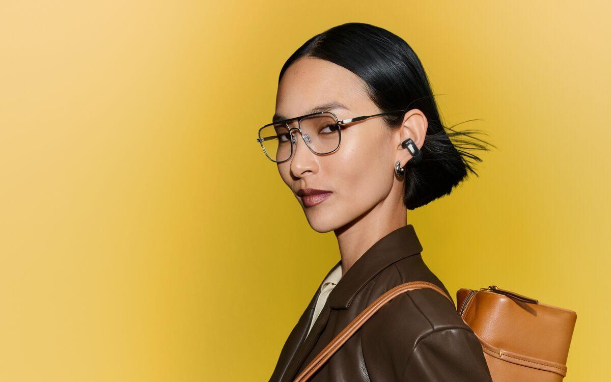 écouteur Bose Ultra Open Earbuds noir posé sur l'oreille, sans contact avec la tête
