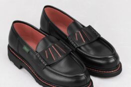 Camille Fournet a glissé dans un mocassin Paraboot le cuir plissé qu&rsquo;elle réservait à ses sacs, et il quitte l&rsquo;épaule pour la chaussure.