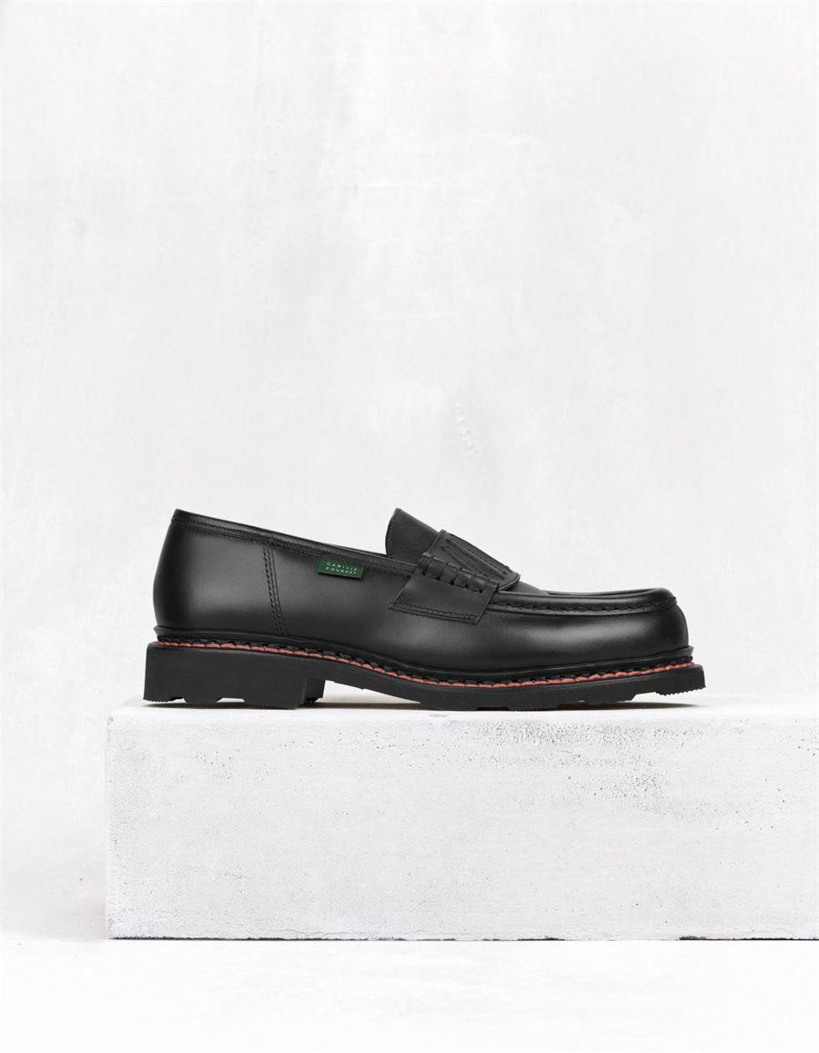 Mocassin Orsay de profil, semelle de gomme et couture de trépointe muscade