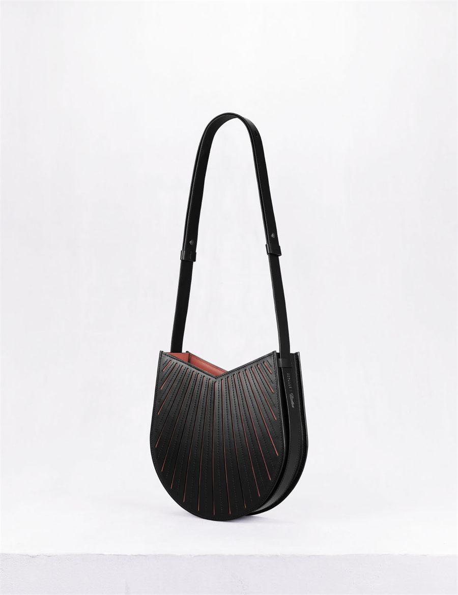 Sac Balancier MM de trois quarts, bandoulière fine et silhouette de demi-lune