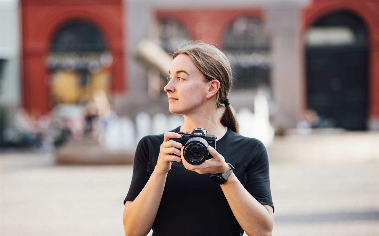 Le plein format a toujours battu votre téléphone en plein jour : le nouveau Canon EOS R8 Mark II promet de ne plus lui laisser la nuit.