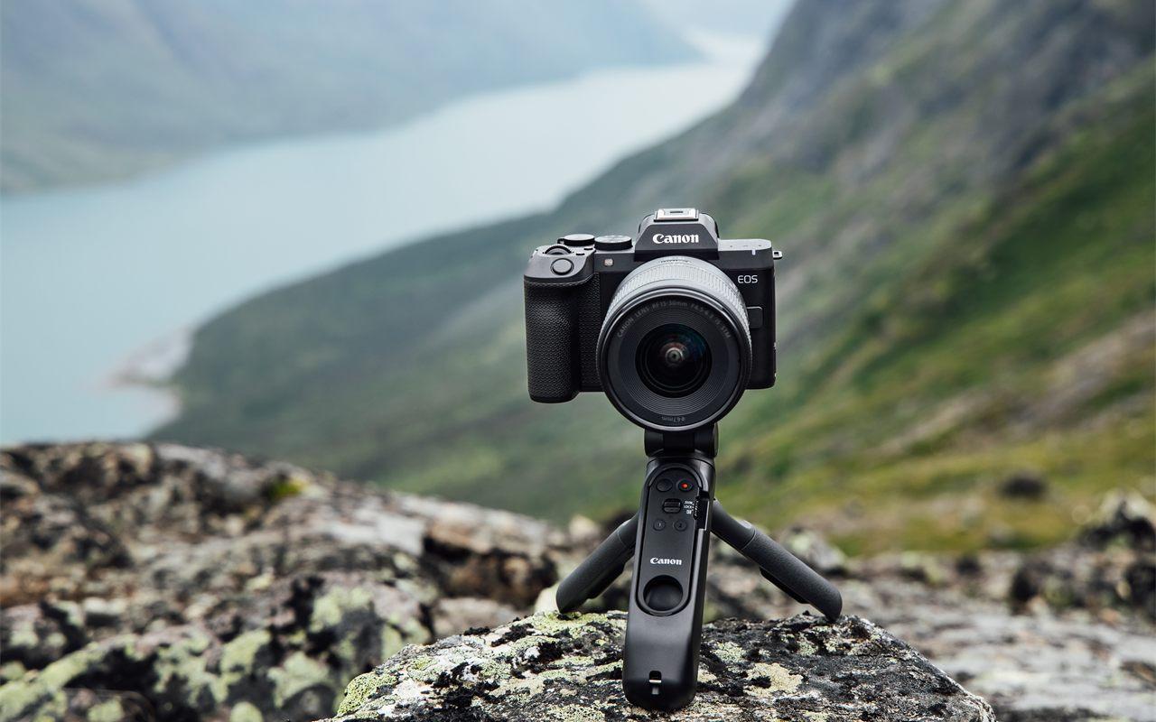 Le Canon EOS R8 Mark II pose face a un lac de montagne