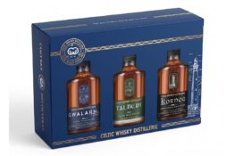 Trois expressions du whisky breton, du blend au malt d’assemblage et bien sûr le tourbé aux senteurs iodées dans le nouveau coffret Celtic Whisky Distillerie