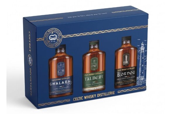 Trois expressions du whisky breton, du blend au malt d’assemblage et bien sûr le tourbé aux senteurs iodées dans le nouveau coffret Celtic Whisky Distillerie