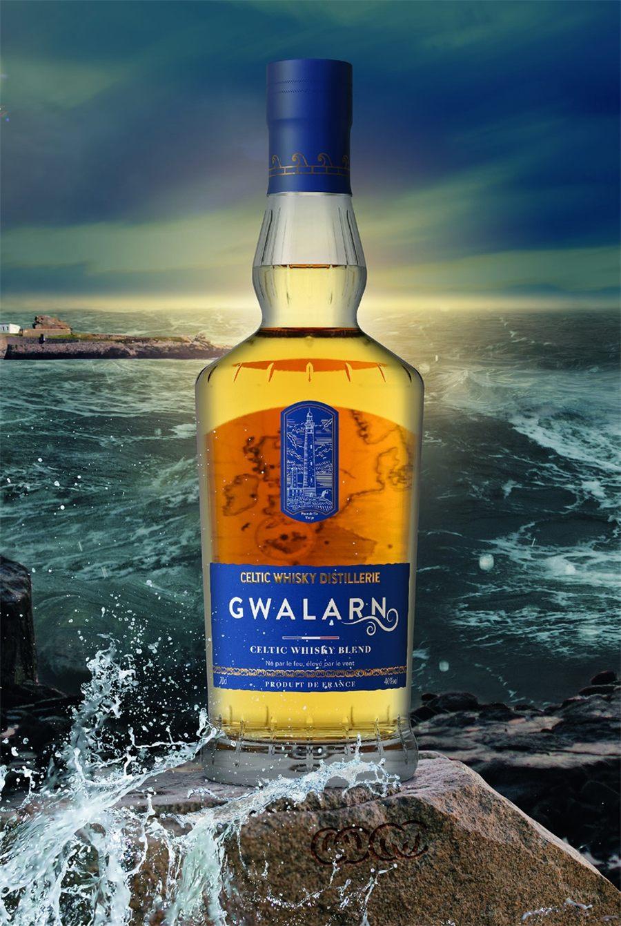 Bouteille de whisky Gwalarn posée sur un rocher face à la mer