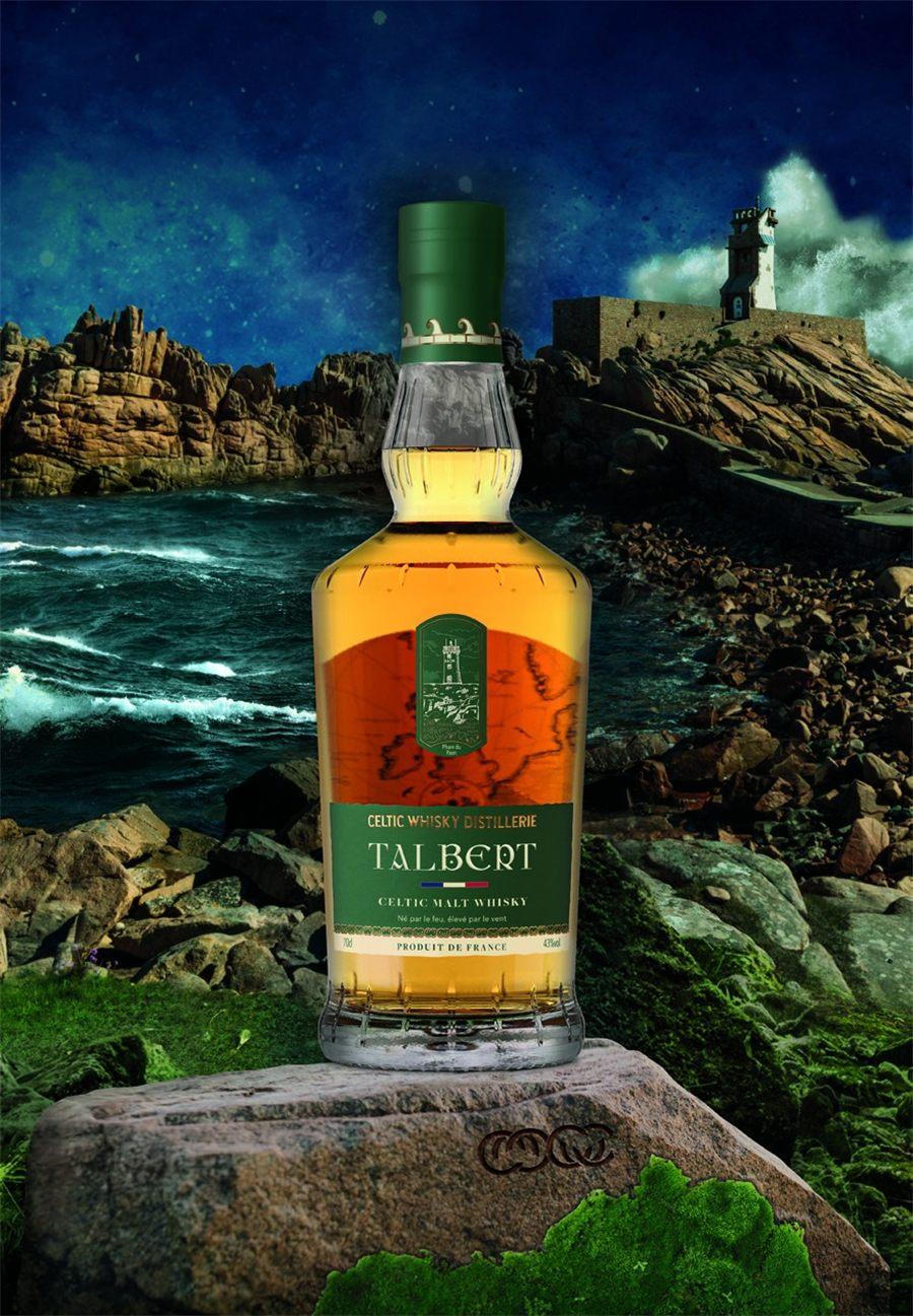 Bouteille de whisky Talbert devant un phare breton la nuit