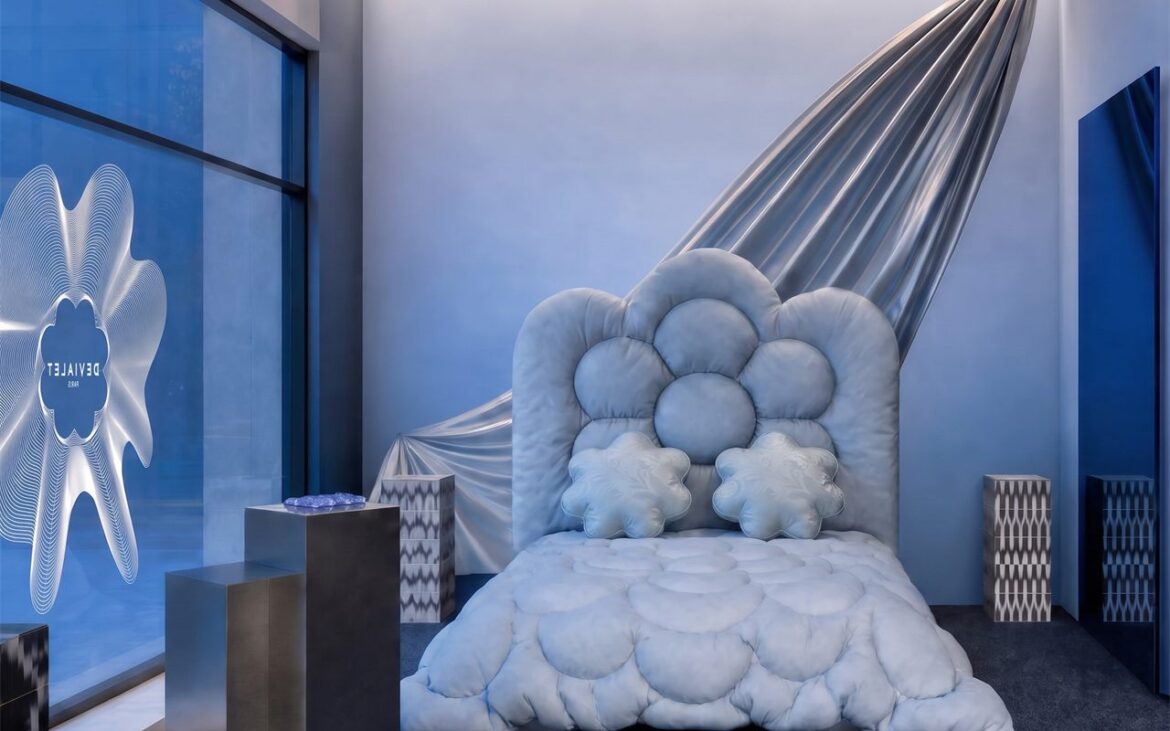 Un lit tout en coussins, du bleu jusqu’au plafond : dans La Chambre Bleue de Devialet, devenez le compositeur rêveur qui se cache en vous