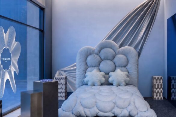 Un lit tout en coussins, du bleu jusqu’au plafond : dans La Chambre Bleue de Devialet, devenez le compositeur rêveur qui se cache en vous