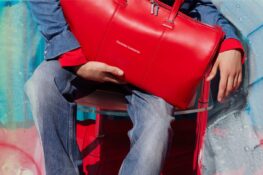Chez Christian Louboutin, Jaden Smith a fait inscrire sur le cuir de ses sacs la destination de chaque poche : les clés, les disques durs, et cela jusqu&rsquo;aux pinceaux.