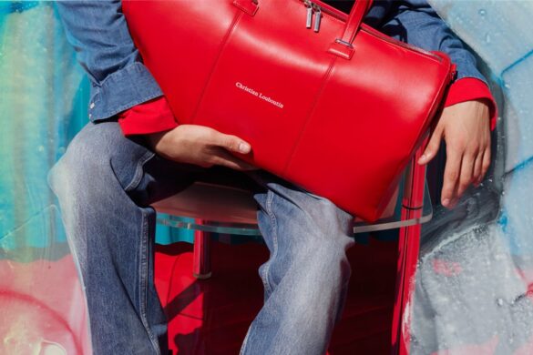Chez Christian Louboutin, Jaden Smith a fait inscrire sur le cuir de ses sacs la destination de chaque poche : les clés, les disques durs, et cela jusqu&rsquo;aux pinceaux.