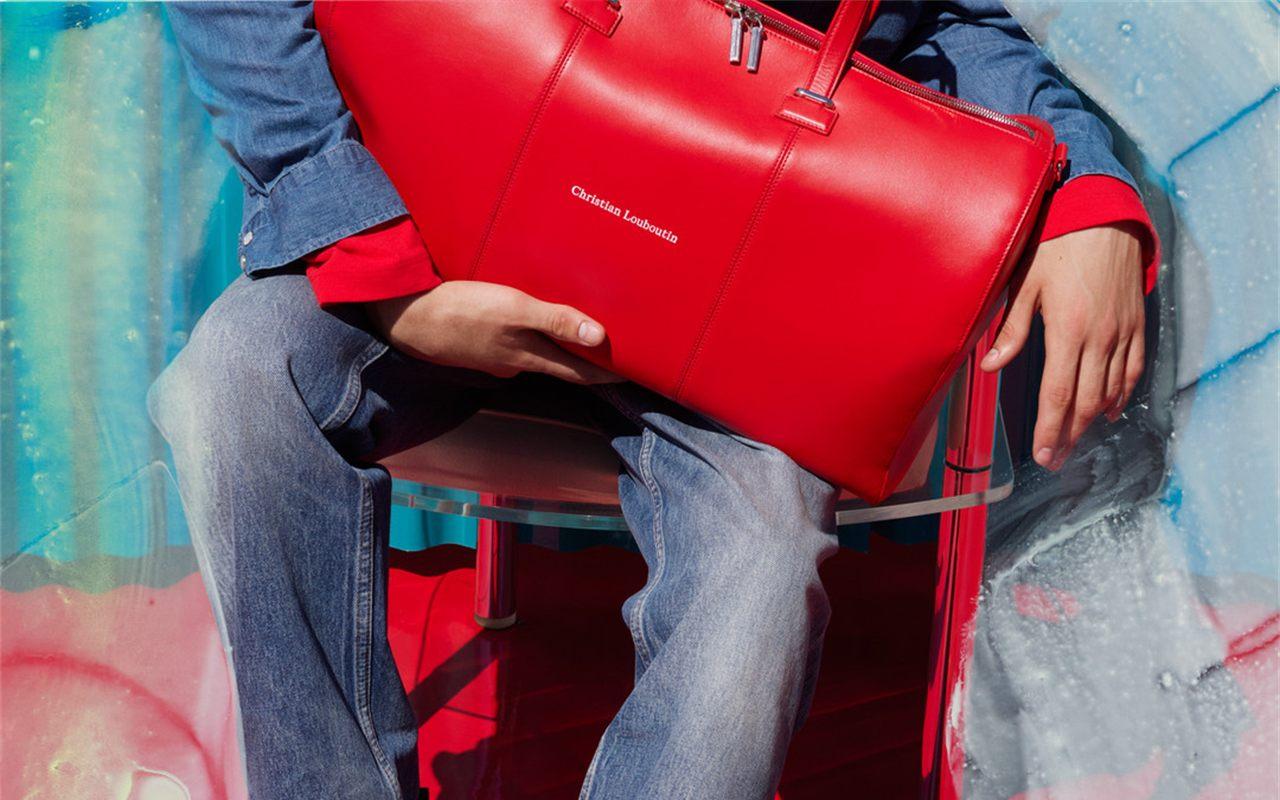 Chez Christian Louboutin, Jaden Smith a fait inscrire sur le cuir de ses sacs la destination de chaque poche : les clés, les disques durs, et cela jusqu&rsquo;aux pinceaux.