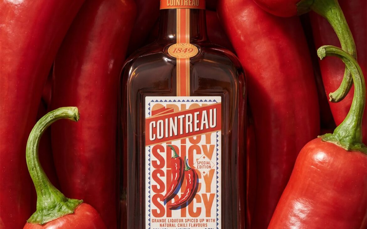 Le sel pimenté au bord du verre, la tequila, le citron vert : dans votre Spicy Margarita, Cointreau Spicy promet un jalapeño qui n&rsquo;efface pas l&rsquo;orange.