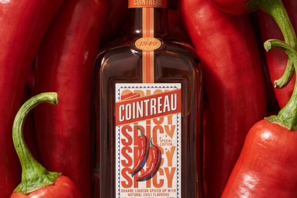 Le sel pimenté au bord du verre, la tequila, le citron vert : dans votre Spicy Margarita, Cointreau Spicy promet un jalapeño qui n&rsquo;efface pas l&rsquo;orange.