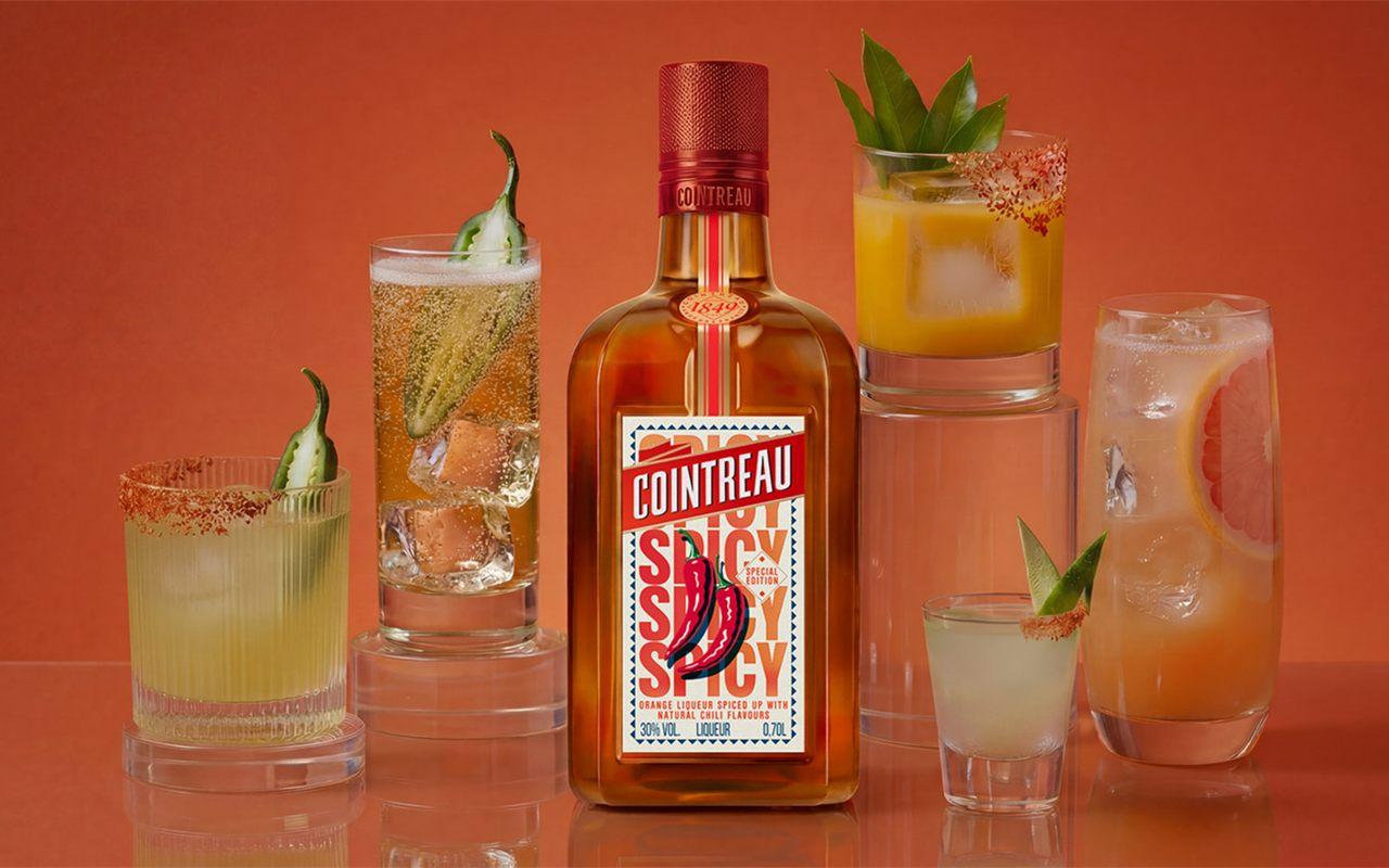 La gamme de cocktails préparée avec Cointreau Spicy autour de la bouteille