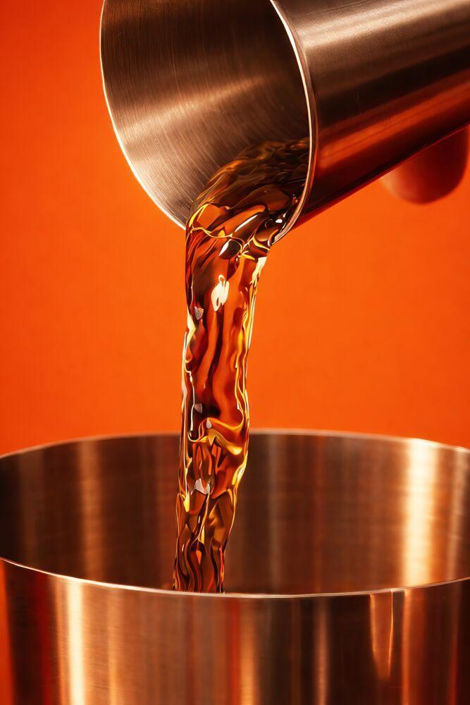 Cointreau Spicy dosé au jigger avant d'être versé dans le shaker