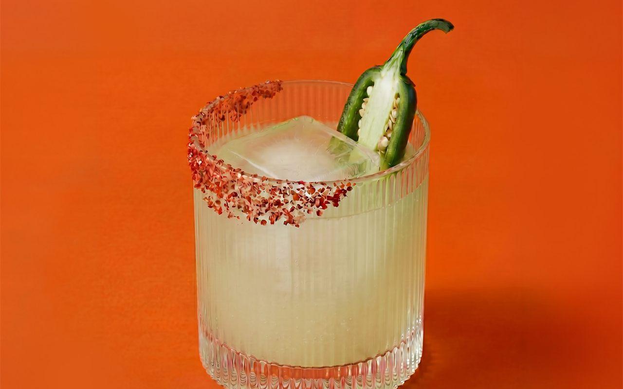 La Spicy Margarita préparée au Cointreau Spicy, bord de verre au sel et jalapeño