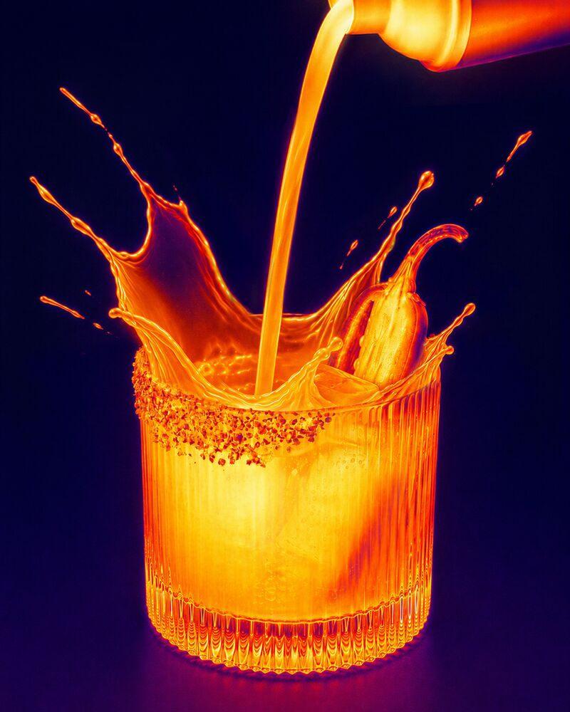 La liqueur Cointreau Spicy versée dans un verre givré au sel pimenté