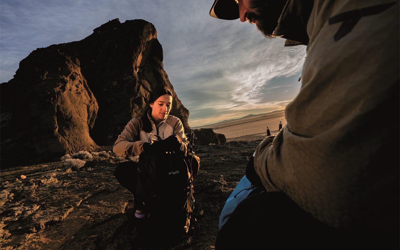 Deux randonneurs au coucher du soleil portant la polaire Arctic Crest II de Columbia