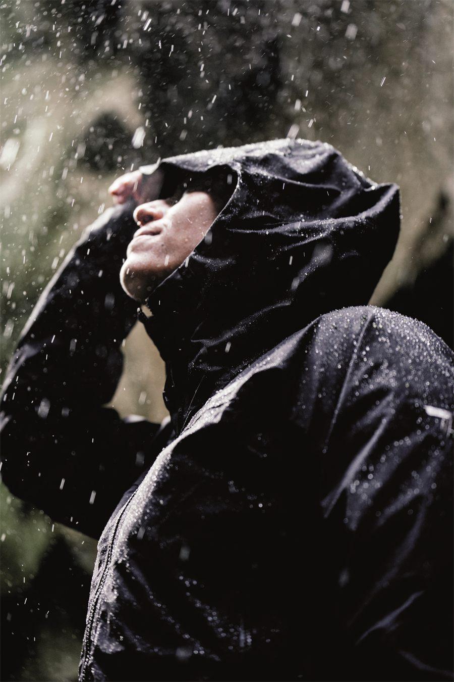 Veste impermeable Saudan Pro de Columbia sous la pluie battante