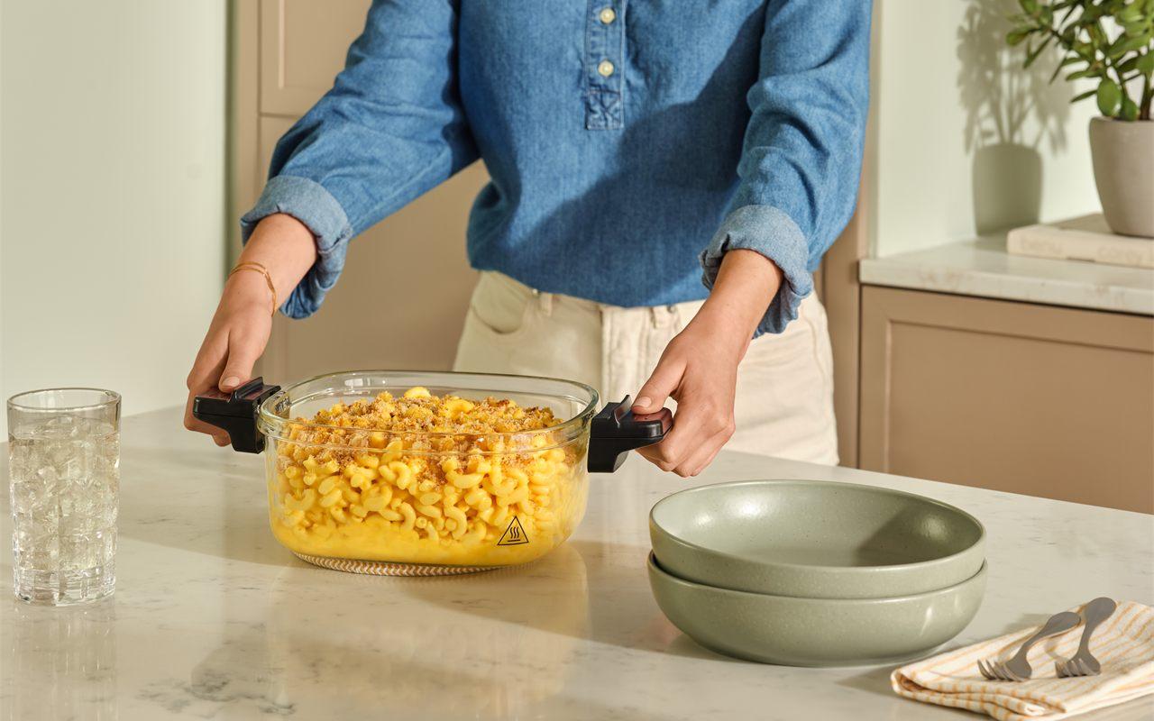 Panier en verre de l'airfryer Cuisinart ClearView 3,8 L porté à table, garni de pâtes gratinées