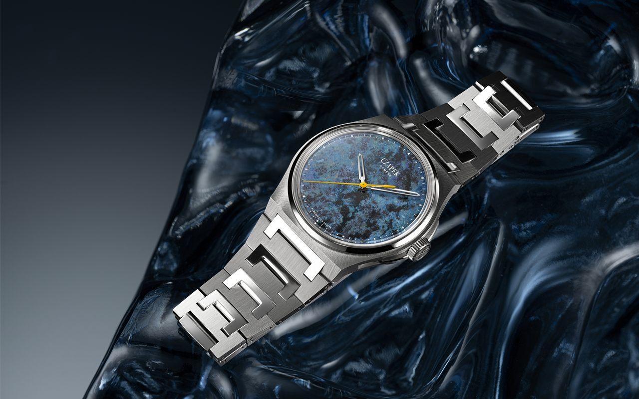 La Czapek Antarctique Secret Reef posée sur une surface bleue qui évoque la surface de l'eau