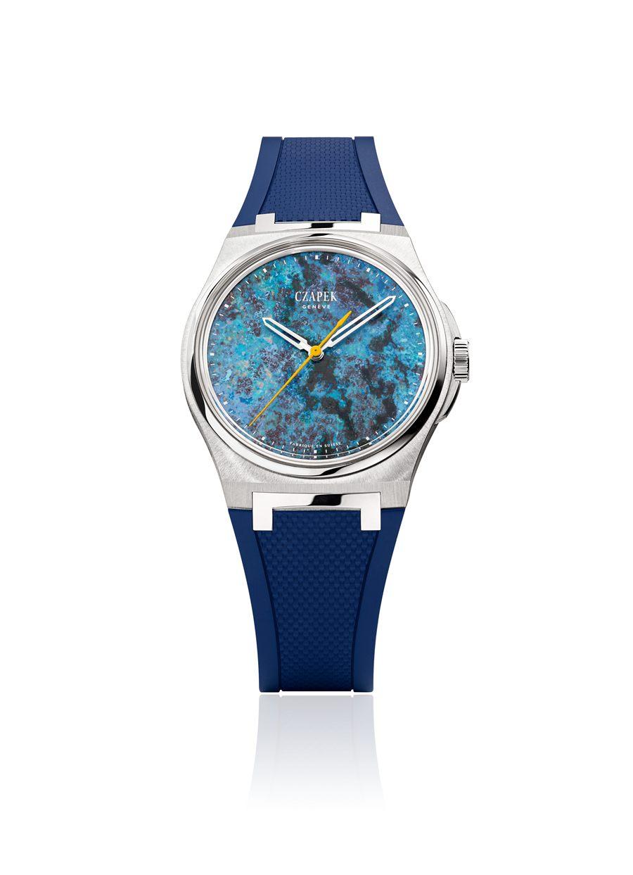 La montre montée sur son bracelet caoutchouc bleu, cadran en pierre naturelle
