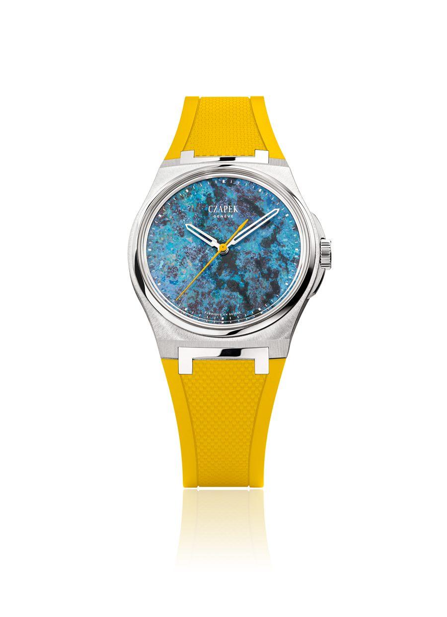 La même montre sur un bracelet caoutchouc jaune, boîtier acier de 40,5 millimètres