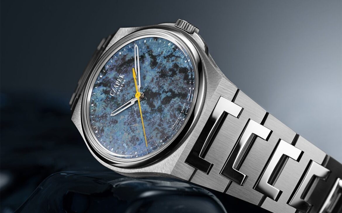 Du bleu profond, du turquoise et des veines vertes : Czapek et Bucherer ont taillé le cadran de l&rsquo;Antarctique Secret Reef dans un minéral qui a tout d&rsquo;un récif