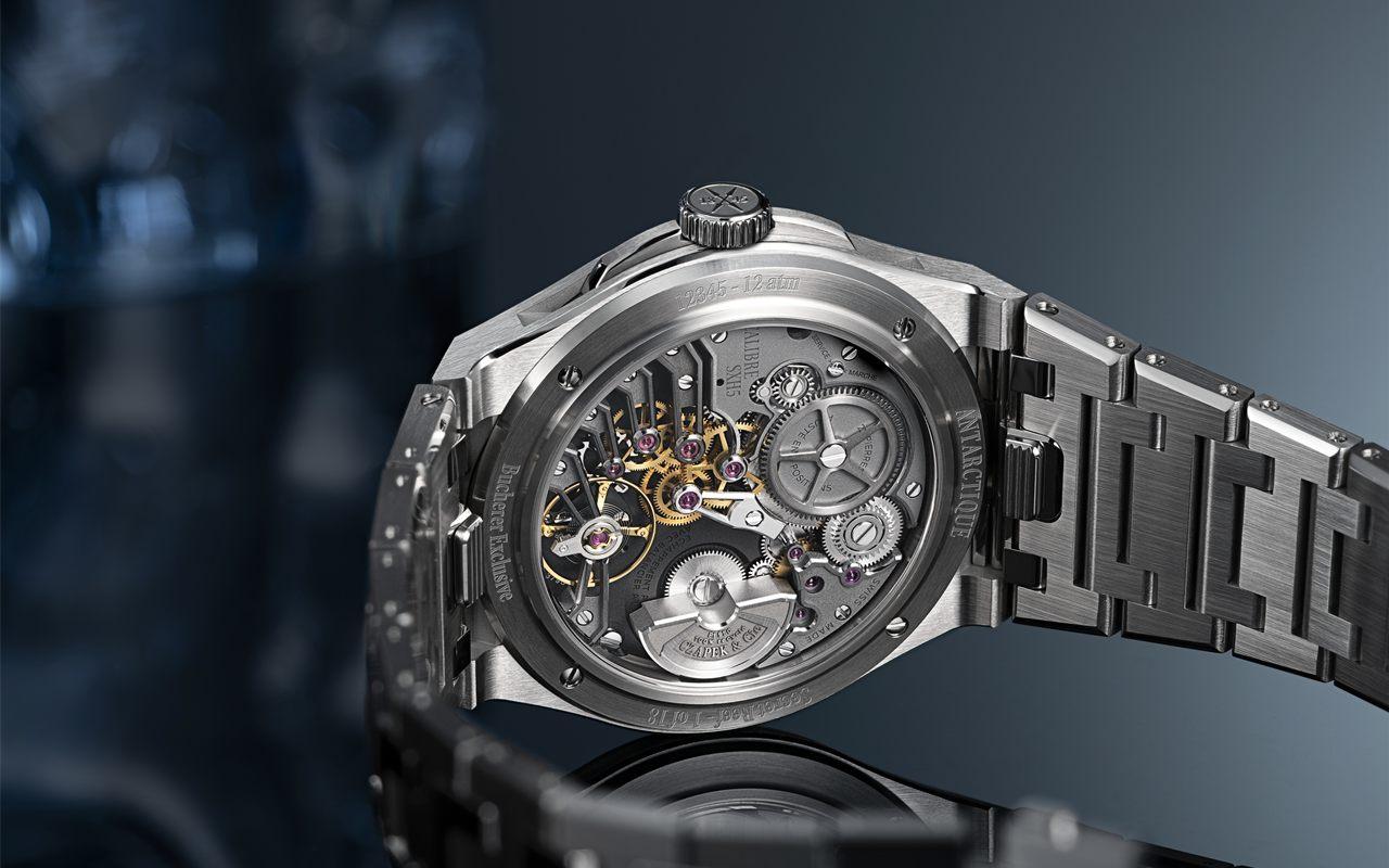 Fond saphir de la Czapek Antarctique Secret Reef, calibre SXH5 et ponts noirs sablés