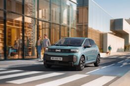 La nouvelle Dacia Spring arrive plus grande, et reste l&rsquo;électrique la moins chère de France : si elle vous tente, les précommandes viennent d&rsquo;ouvrir.