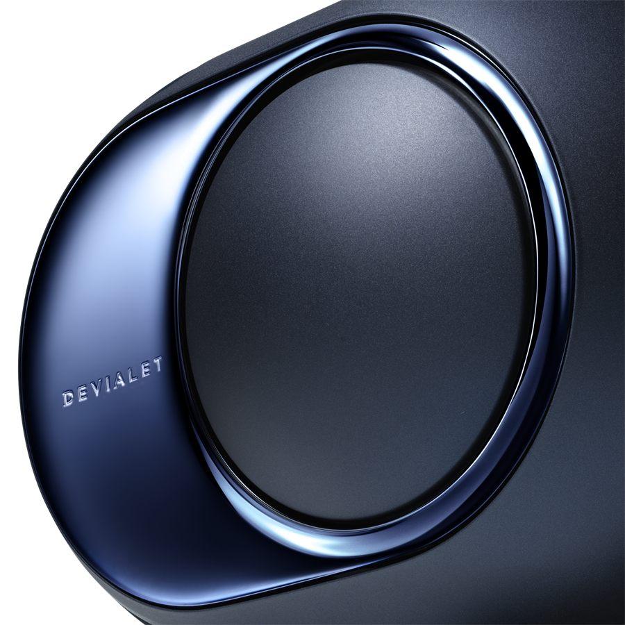 Gros plan sur la flasque latérale polie miroir de la Devialet Phantom Ultimate Pulse Blue