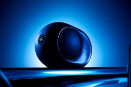 Montez le son sur la nouvelle Devialet Phantom Ultimate Pulse Blue et admirez la lumière se refléter sur ses flancs polis comme un miroir au rythme des basses