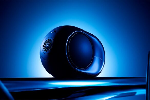 Montez le son sur la nouvelle Devialet Phantom Ultimate Pulse Blue et admirez la lumière se refléter sur ses flancs polis comme un miroir au rythme des basses