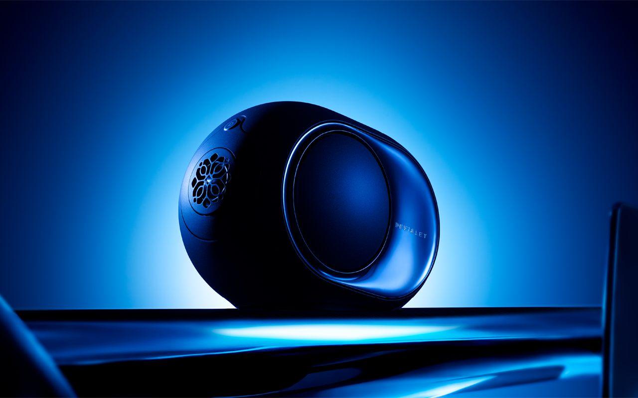 Montez le son sur la nouvelle Devialet Phantom Ultimate Pulse Blue et admirez la lumière se refléter sur ses flancs polis comme un miroir au rythme des basses