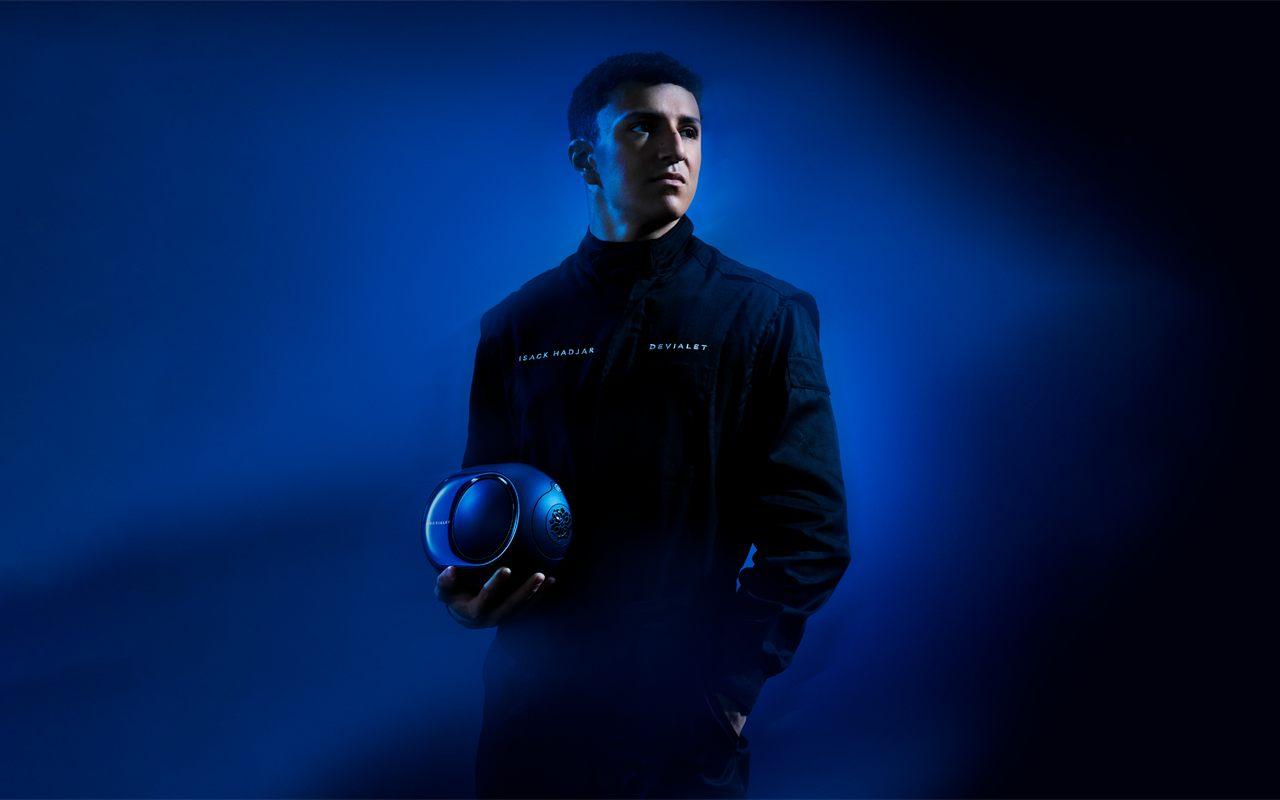 Isack Hadjar, ambassadeur Devialet, tient la Phantom Ultimate Pulse Blue dans une main