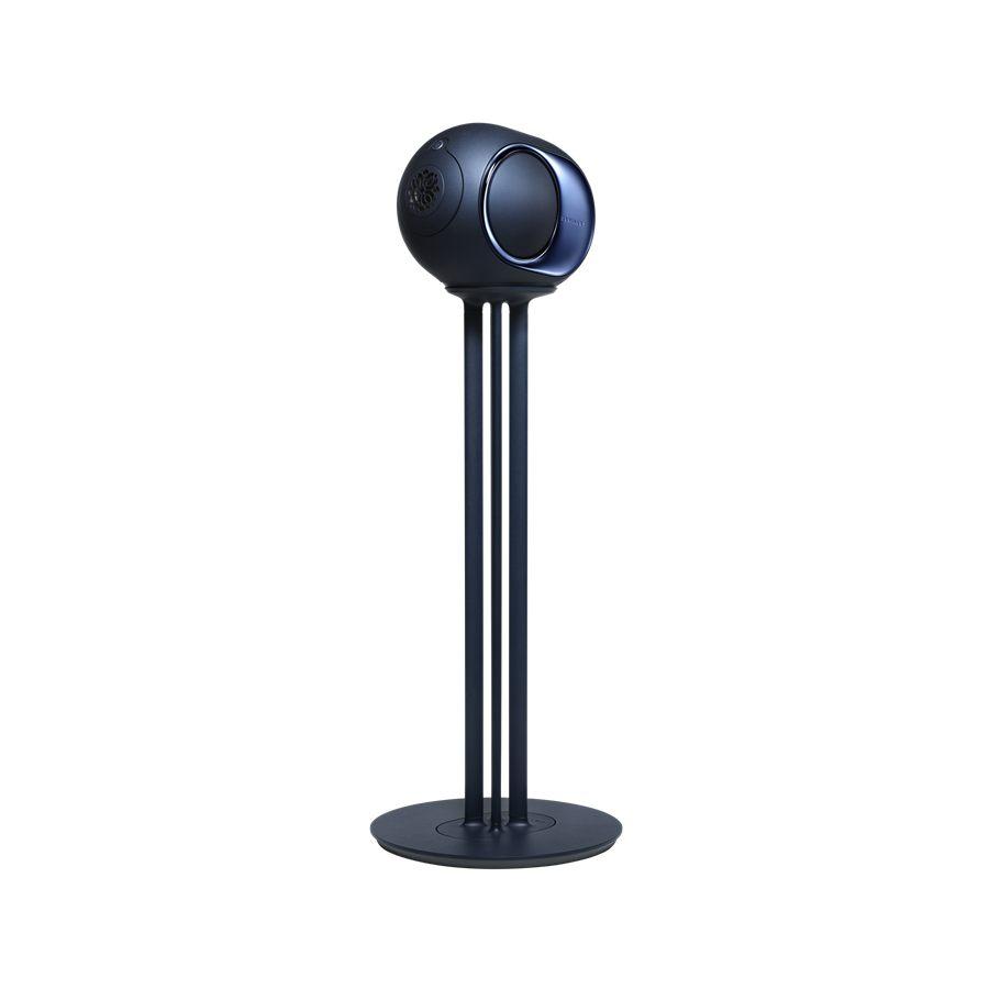La Devialet Phantom Ultimate Pulse Blue posée sur son pied Tree assorti