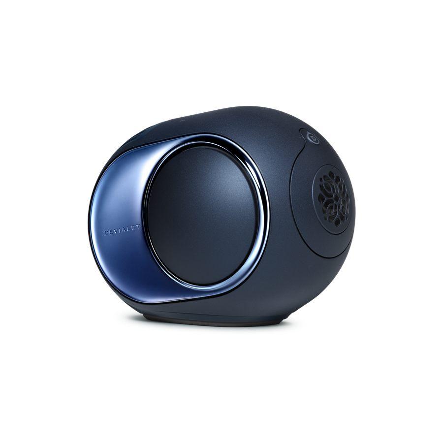 Le corps bleu marine ultra-mat de la Devialet Phantom Ultimate Pulse Blue, de trois quarts droit