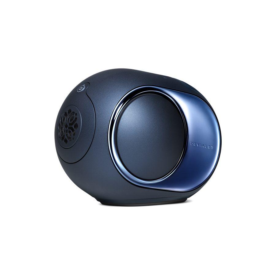 Devialet Phantom Ultimate Pulse Blue de trois quarts, flasque latérale polie à l'effet miroir
