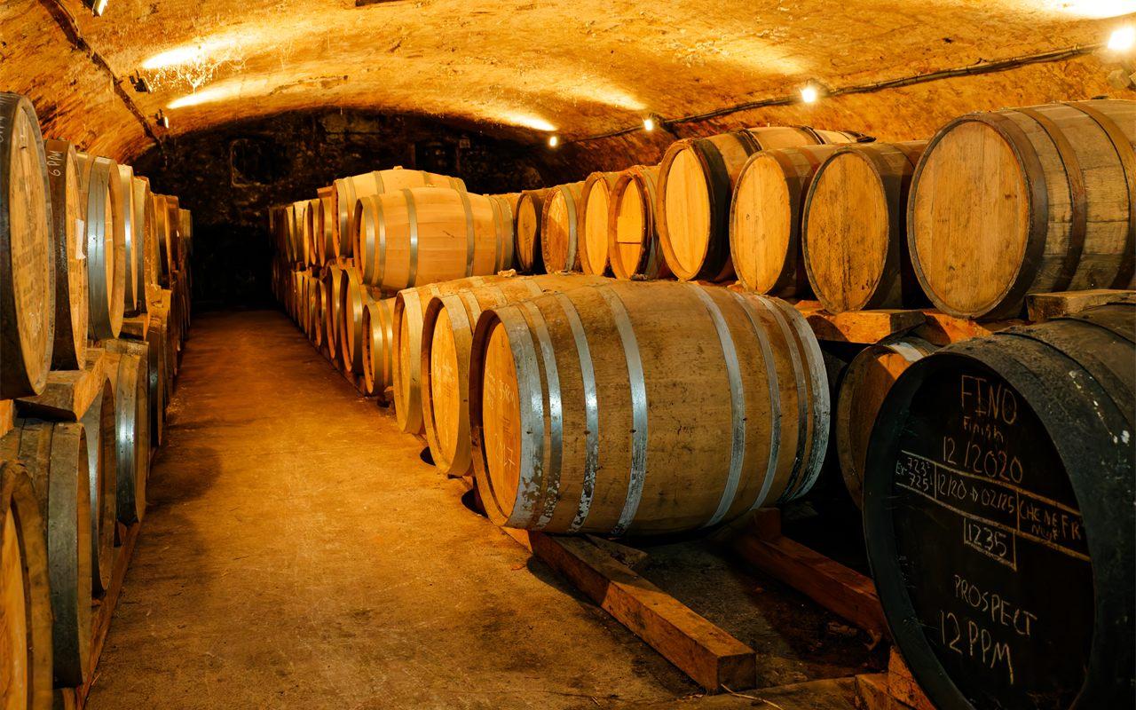 Fûts de whisky dans le chai voûté de la Bergerie, au cœur du village de Rozelieures
