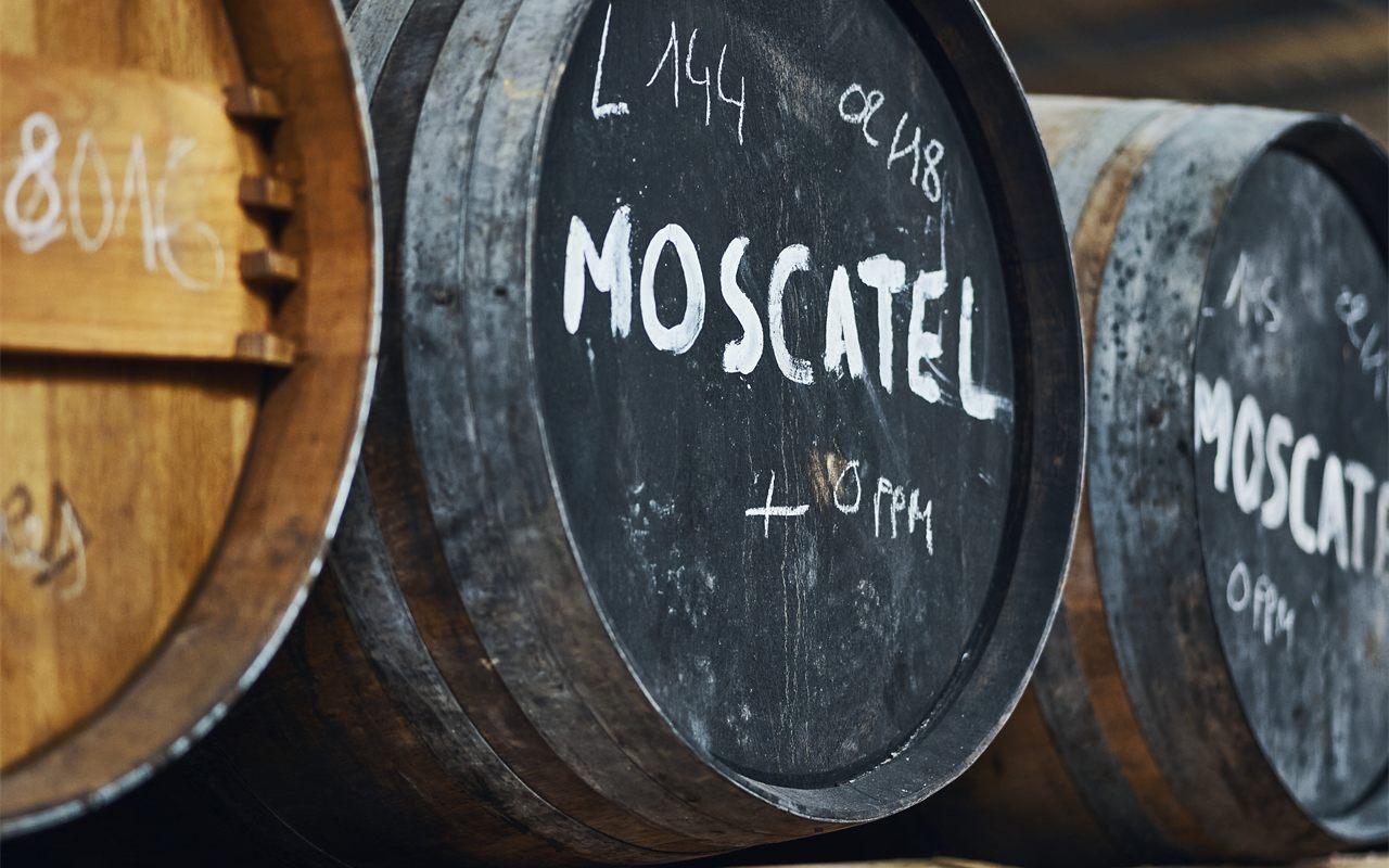 Fûts marqués Moscatel dans un chai de la distillerie Rozelieures