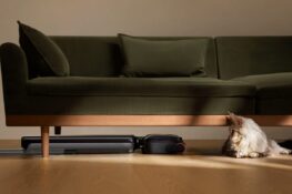 Votre aspirateur lave le sol, et c&rsquo;est vous qui finissez par le laver lui : les nouveaux Dreame T Series promettent d&rsquo;être redoutables contre les taches et de se décrasser seuls.