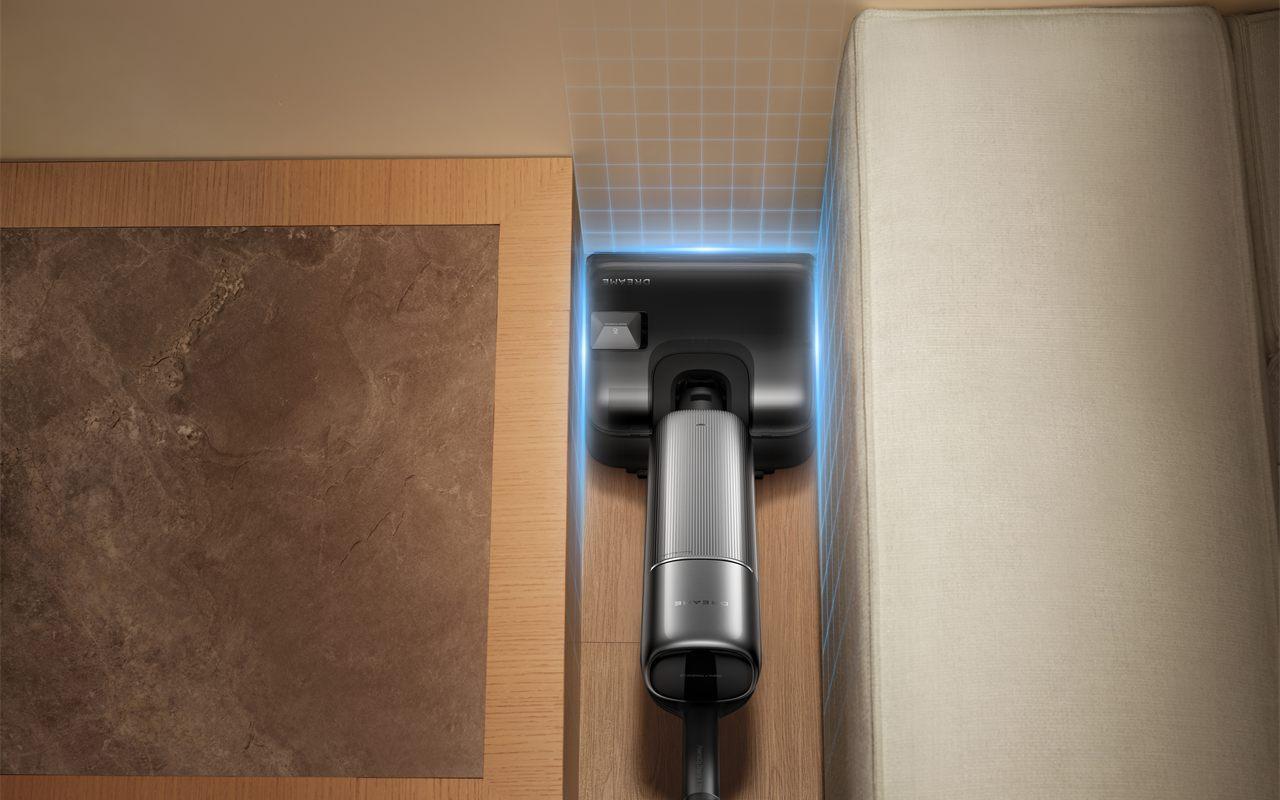 Aspirateur balai laveur Dreame T Series nettoyant le long d'une plinthe et d'un canapé