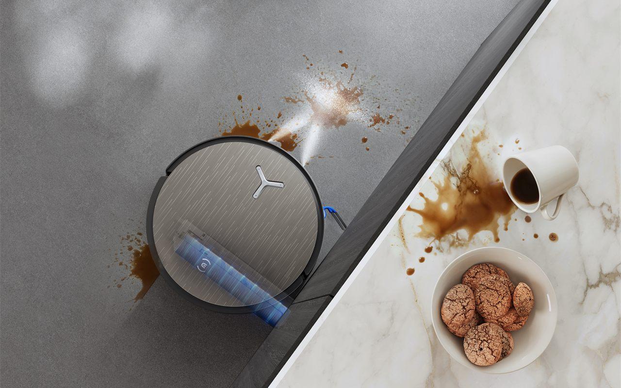 Le DEEBOT X12S d'ECOVACS pulvérise sur une tache de café avant le passage du rouleau