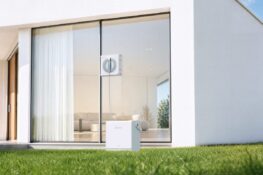 Vous laissez déjà un robot faire vos sols. Chez ECOVACS, un autre grimpe sur les fenêtres, un troisième tond la pelouse et un dernier descend au fond de la piscine.