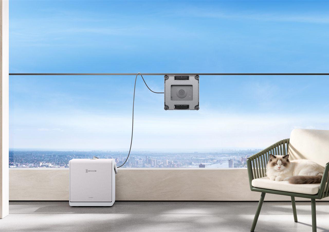 Le WINBOT W2S PRO OMNI d'ECOVACS sur le garde-corps vitré d'une terrasse