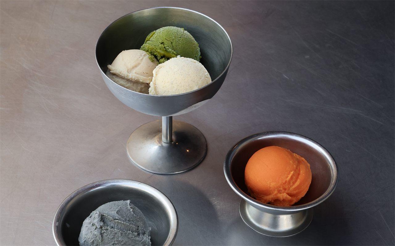 Boules de glace et sorbets Enzo & Lily servis dans des coupes en inox