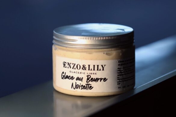 Le beurre fondu sur du pain chaud, vous connaissez : Enzo & Lily l&rsquo;a glacé, et sa glace au beurre noisette fond à son tour sur la brioche encore tiède