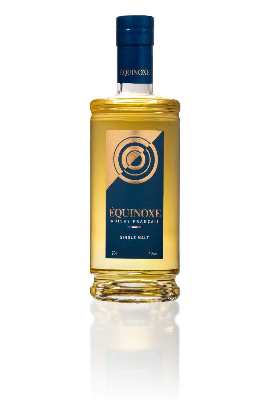 Bouteille du whisky français Équinoxe Single Malt, capsule bleue et étiquette dorée